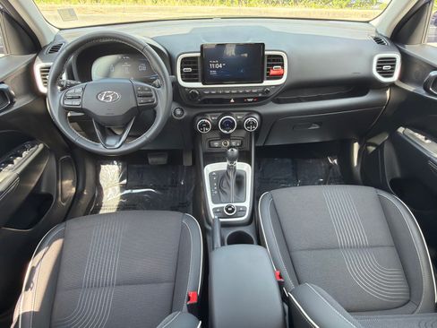 Certified 2025 Hyundai Venue Limited FWD image 2
