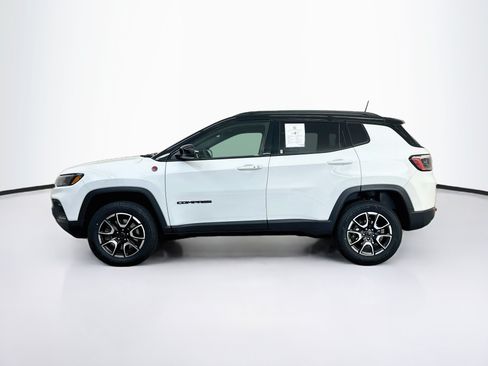 Used 2025 Jeep Compass Trailhawk w/ Trailer Tow Group AWD/4WD image 4