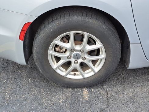 Used 2023 Chrysler Pacifica Touring-L FWD image 6