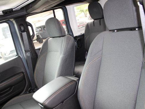 Used 2025 Jeep Wrangler Sahara image 13