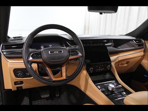 Used 2023 Jeep Grand Cherokee Summit AWD/4WD image 6