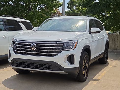 Used 2025 Volkswagen Atlas SE AWD/4WD image 2