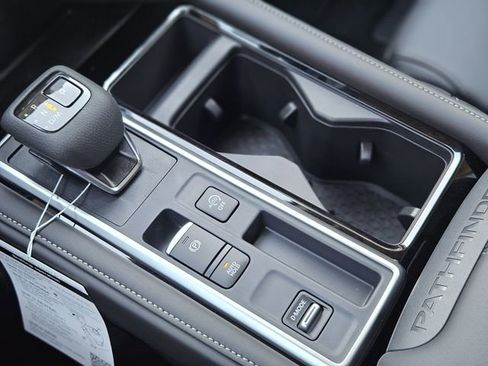 New 2025 Nissan Pathfinder SL w/ Black Appearance Package image 25