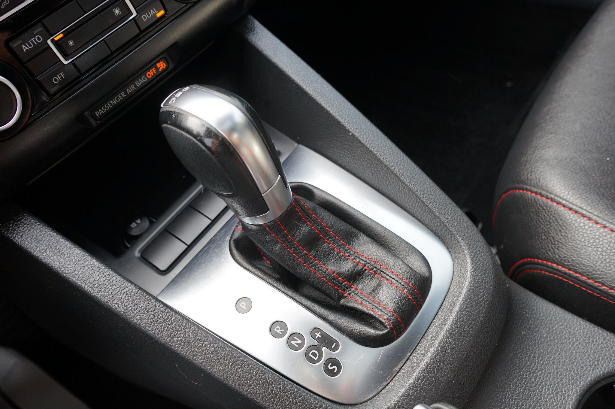 Used 2012 Volkswagen Jetta GLI FWD image 16