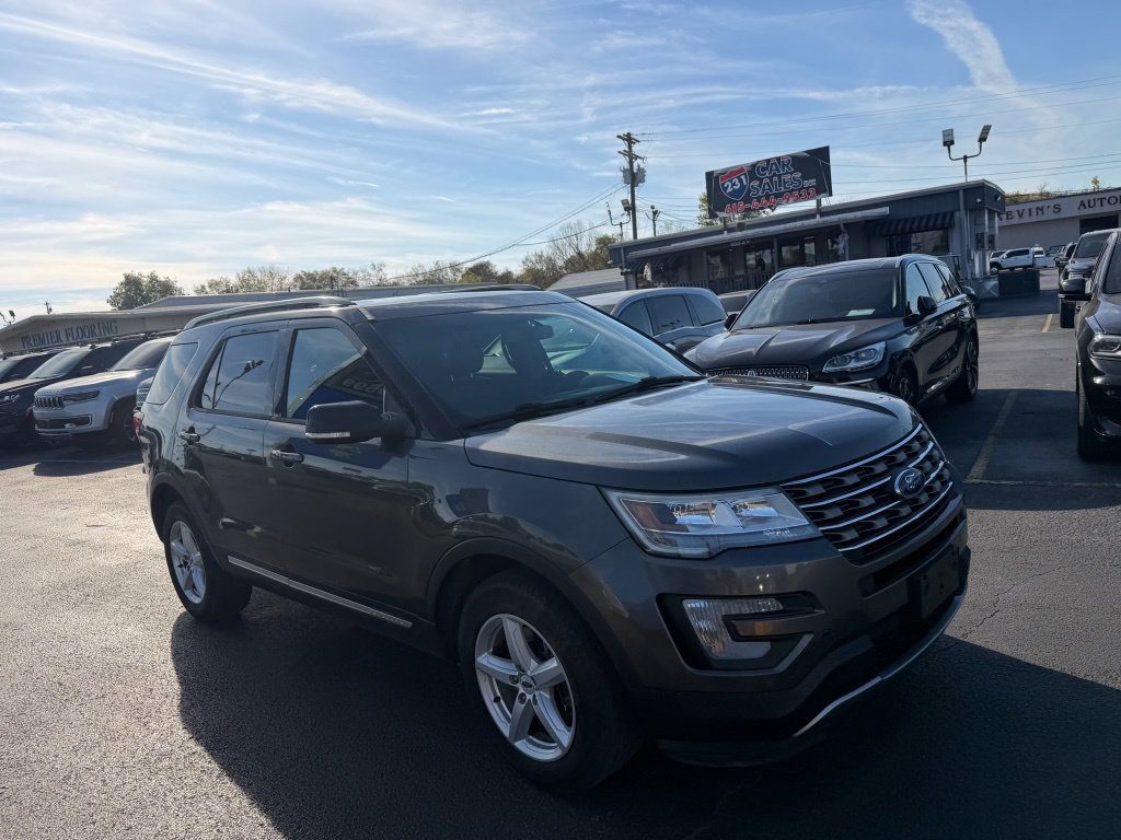 Used 2016 Ford Explorer XLT w/ Equipment Group 202A AWD/4WD image 2