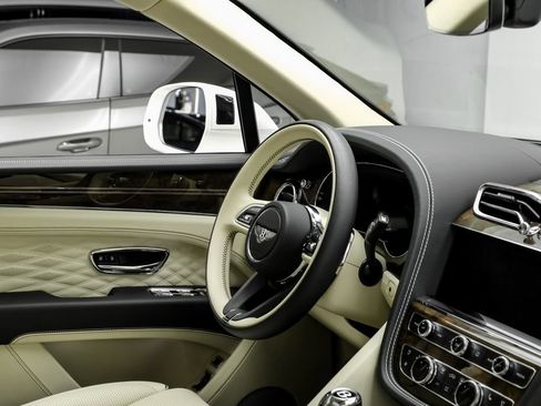 Used 2024 Bentley Bentayga AWD/4WD image 18