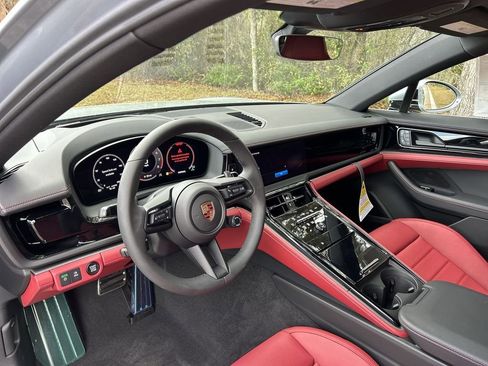 Certified 2025 Porsche Panamera 4 image 4