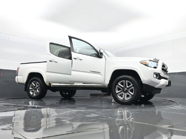 Used 2016 Toyota Tacoma Limited w/ Towing Package AWD/4WD image 31