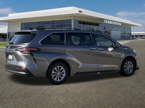 Used 2021 Toyota Sienna XLE w/ XLE Plus Package image 11