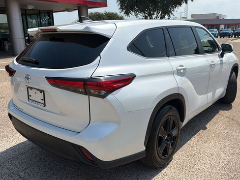 Used 2023 Toyota Highlander L FWD image 3