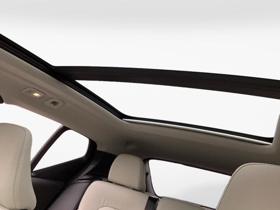 Certified 2025 Volvo XC40 B5 Plus AWD/4WD image 25