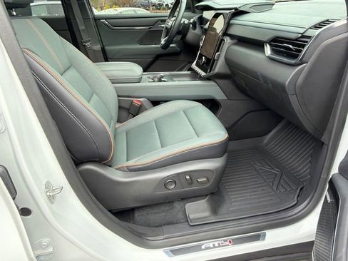 Used 2024 GMC Acadia AT4 w/ Luxury Package image 13