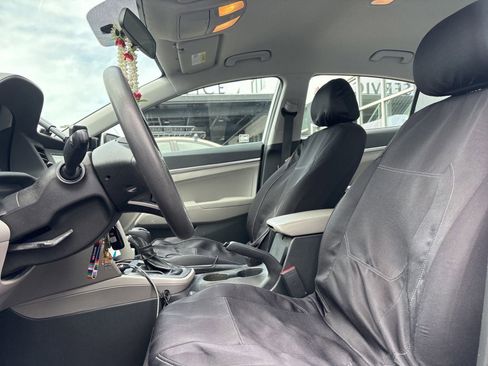 Used 2019 Hyundai Elantra SE w/ Winter Weather Package FWD image 10