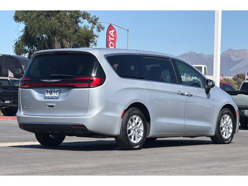 Used 2023 Chrysler Pacifica Touring-L FWD image 4
