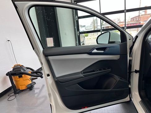 Certified 2024 Volkswagen Taos SE image 11