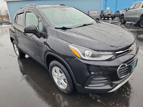 Certified 2022 Chevrolet Trax LT w/ LT Convenience Package image 2