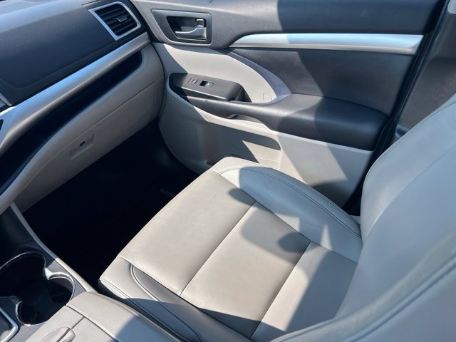 Used 2019 Toyota Highlander XLE AWD/4WD image 11