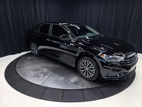Used 2019 Volkswagen Jetta SE w/ Cold Weather Package FWD image 13