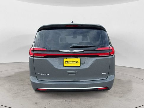 Used 2025 Chrysler Pacifica Select AWD/4WD image 6