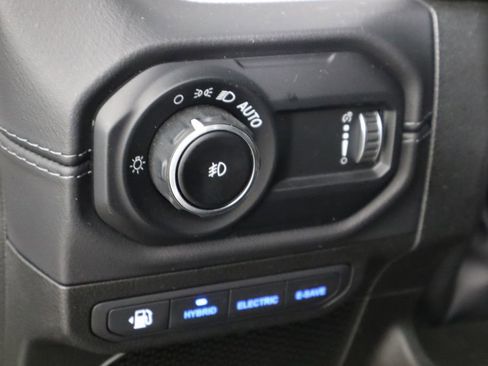 Used 2025 Jeep Wrangler Unlimited Sahara image 23