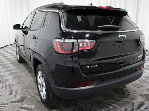 Used 2025 Jeep Compass Latitude AWD/4WD image 29