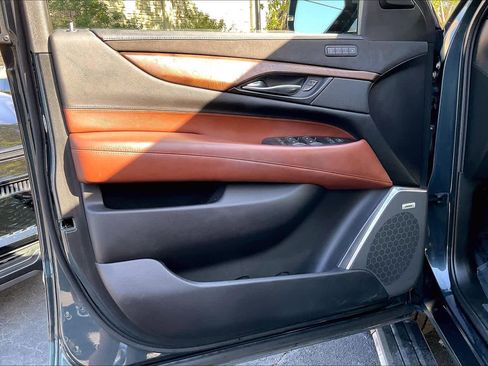 Used 2019 Cadillac Escalade ESV Premium Luxury image 22