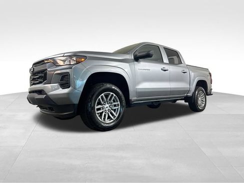 Used 2025 Chevrolet Colorado LT w/ Advanced Trailering Package AWD/4WD image 2