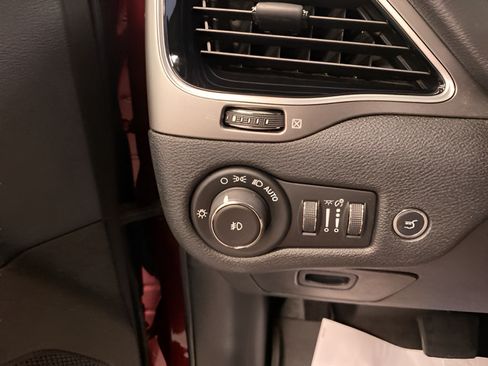Used 2019 Jeep Cherokee Limited w/ Luxury Group AWD/4WD image 17