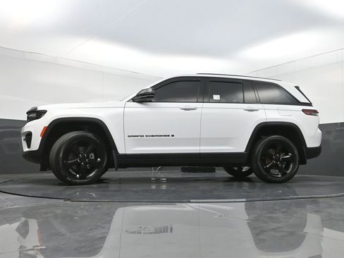 Used 2022 Jeep Grand Cherokee Altitude AWD/4WD image 30