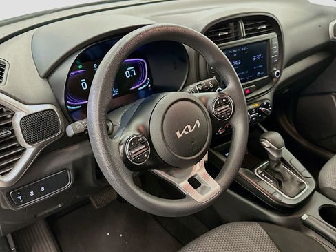 Used 2025 Kia Soul LX w/ LX Technology Package FWD image 18