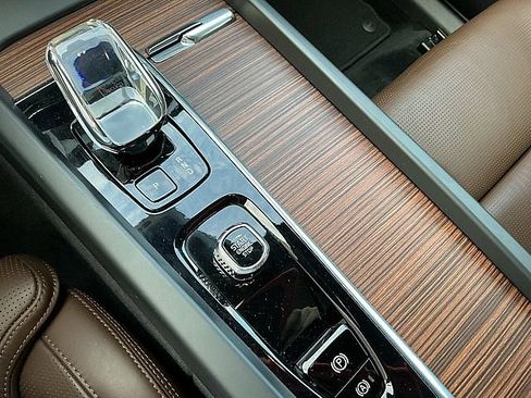 Certified 2023 Volvo XC60 B5 Ultimate w/ Climate Package image 23