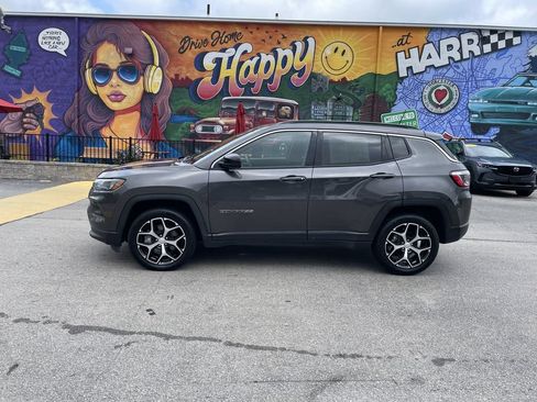 Used 2024 Jeep Compass Latitude AWD/4WD image 2