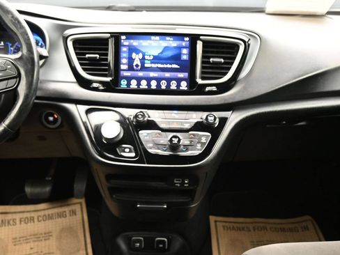 Used 2020 Chrysler Pacifica Touring w/ S Appearance Package FWD image 18