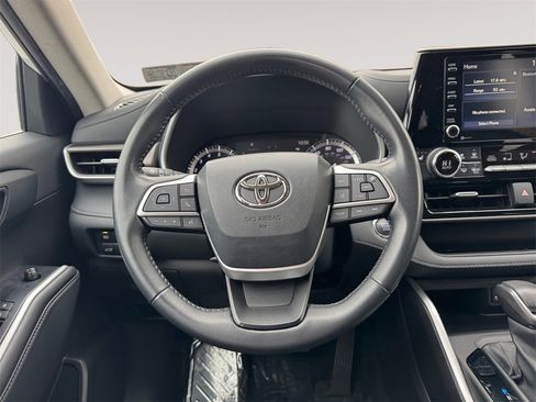 Used 2022 Toyota Highlander XLE image 12
