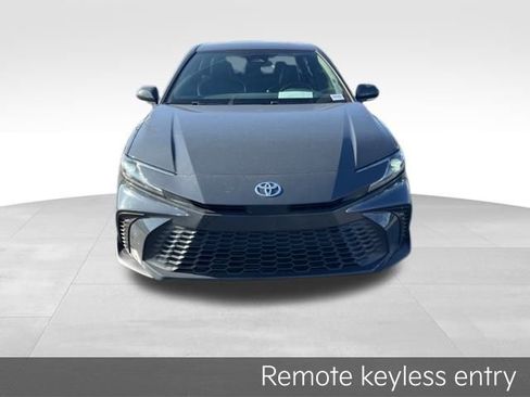 Used 2025 Toyota Camry SE image 2