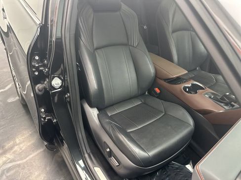 Used 2021 Toyota Venza Limited image 9