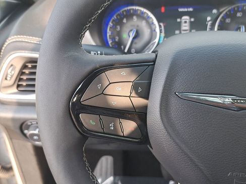 Certified 2024 Chrysler Pacifica Limited w/ S Appearance Package image 19