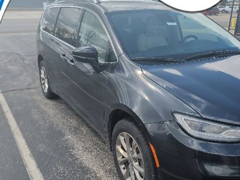 Used 2021 Chrysler Pacifica Touring-L AWD/4WD image 1