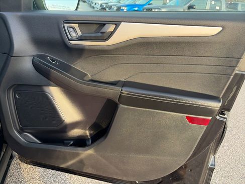 Used 2022 Ford Escape SE w/ Cold Weather Package image 9