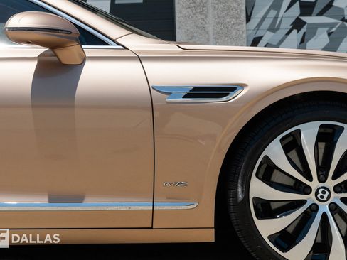 Used 2022 Bentley Flying Spur W12 image 20