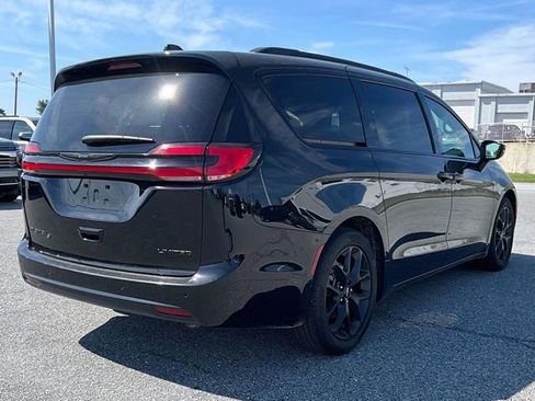 Used 2025 Chrysler Pacifica Limited FWD image 5