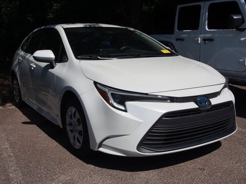 Used 2024 Toyota Corolla LE FWD image 2