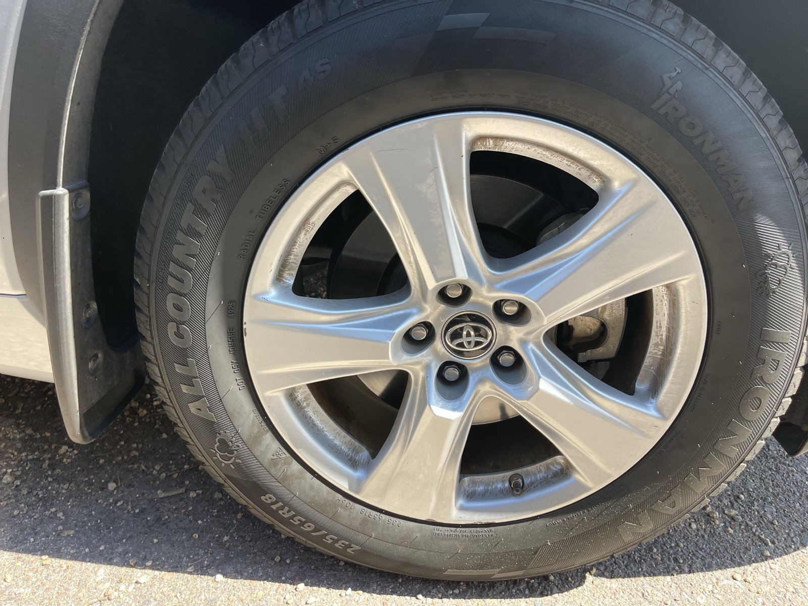Used 2022 Toyota Highlander LE AWD/4WD image 4