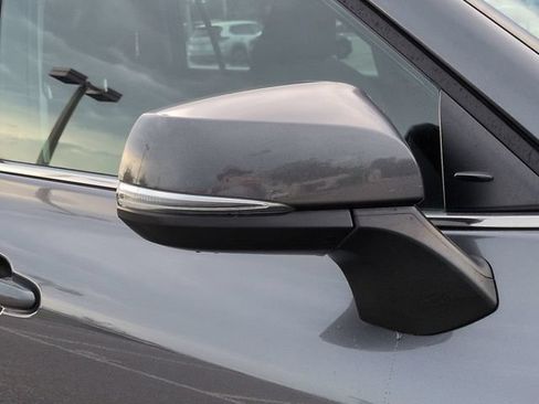 Used 2023 Toyota Highlander L FWD image 12
