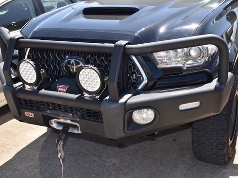 Used 2019 Toyota Tacoma TRD Sport w/ Technology Package image 8