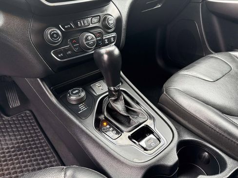 Used 2019 Jeep Cherokee Limited image 27