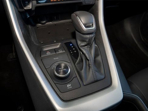 Used 2022 Toyota RAV4 XLE Premium image 12