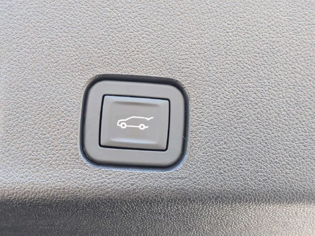 Used 2025 Chevrolet Traverse RS w/ LPO, Floor Liner Package FWD image 13