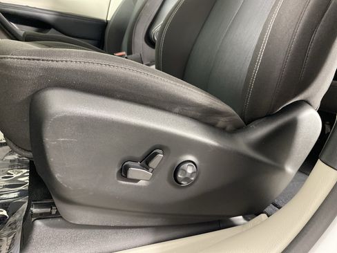 Used 2023 Chrysler Voyager LX FWD image 17