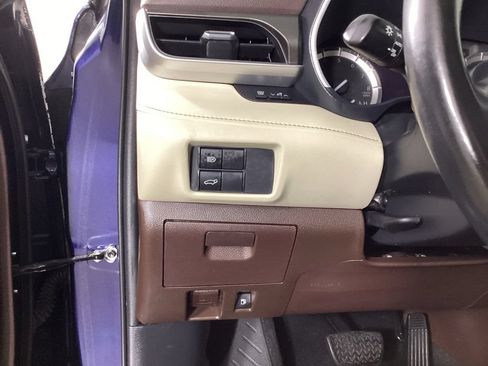 Used 2022 Toyota Highlander XLE AWD/4WD image 12